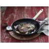 Staub Pans | serpenyő fafogantyúval 28 cm | öntöttvas | fekete | kerek