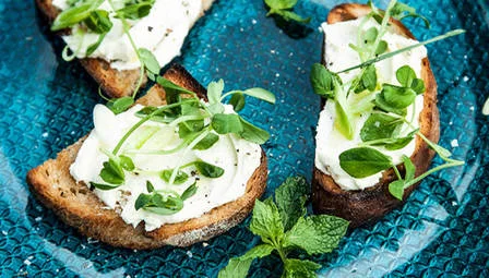 CROSTINI KECSKESAJTKRÉMMEL ÉS FRISS ZÖLDFŰSZEREKKEL